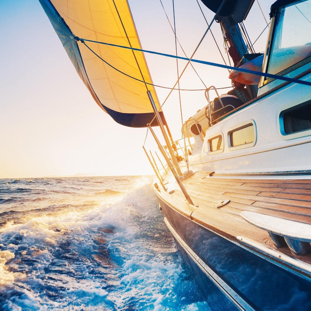 Яхта в море идет по курсу