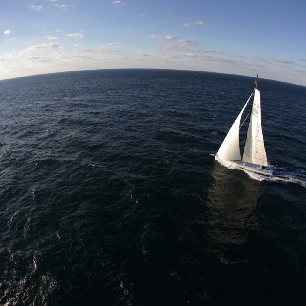 Яхта в бескрайнем океане