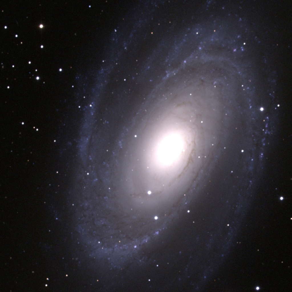 Яркая  галактика в далеком космосе