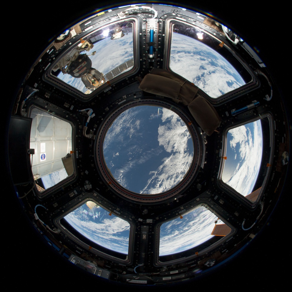 Земля в космической станции