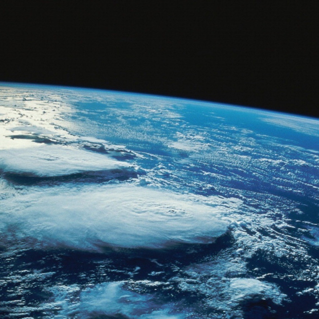 Ураганные облака на поверхности Земли