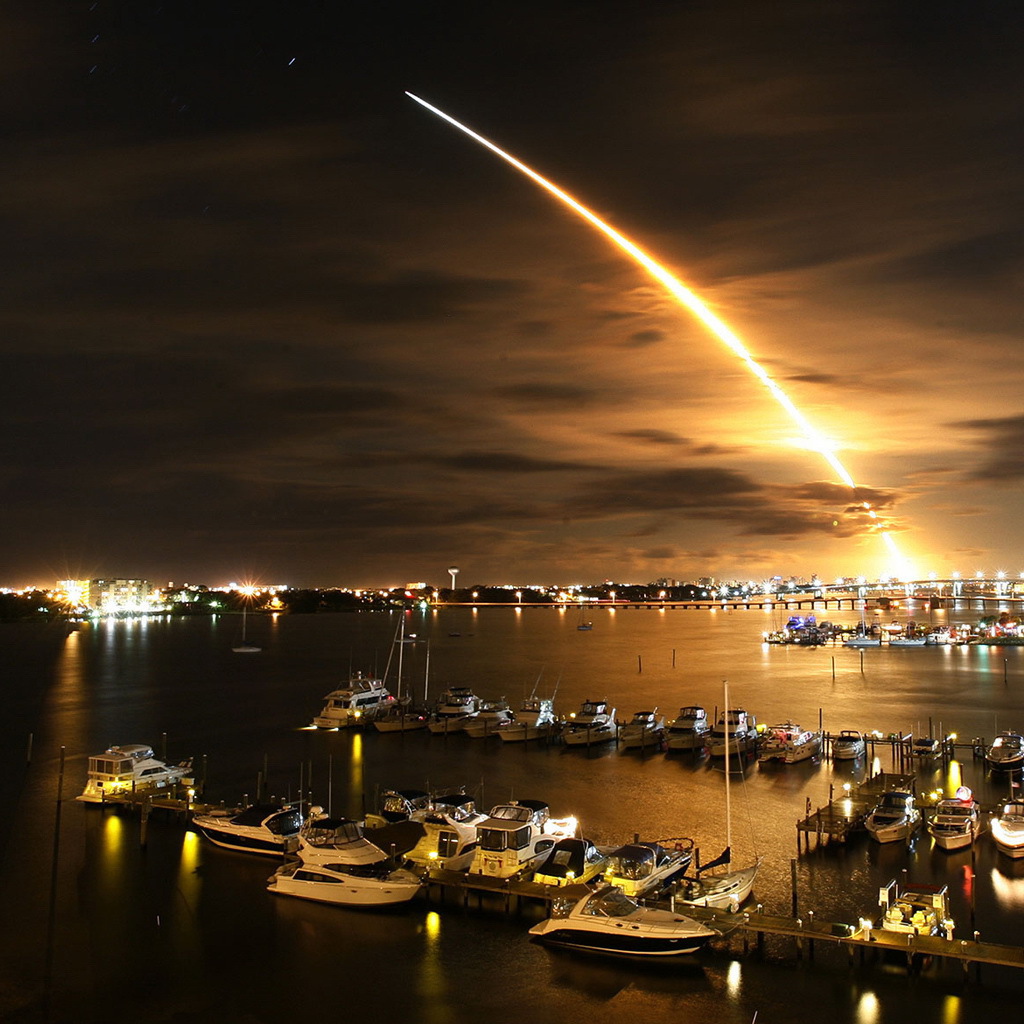 Запуск ракеты над морем