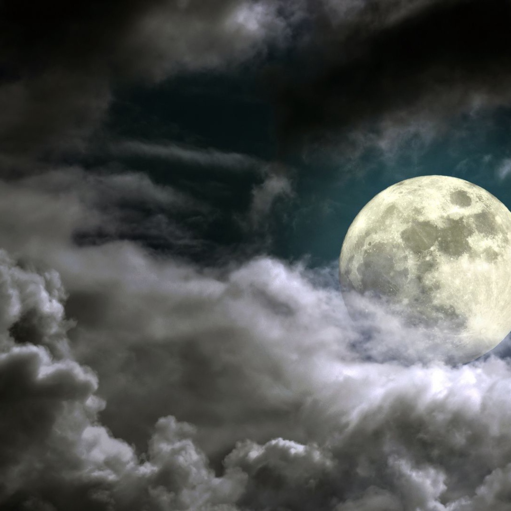 Луна среди ночных облаков