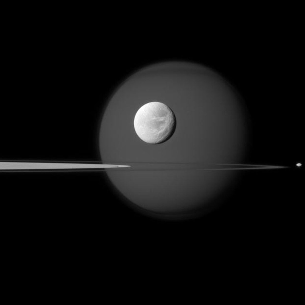 Спутники Сатурна Титан и Пандора