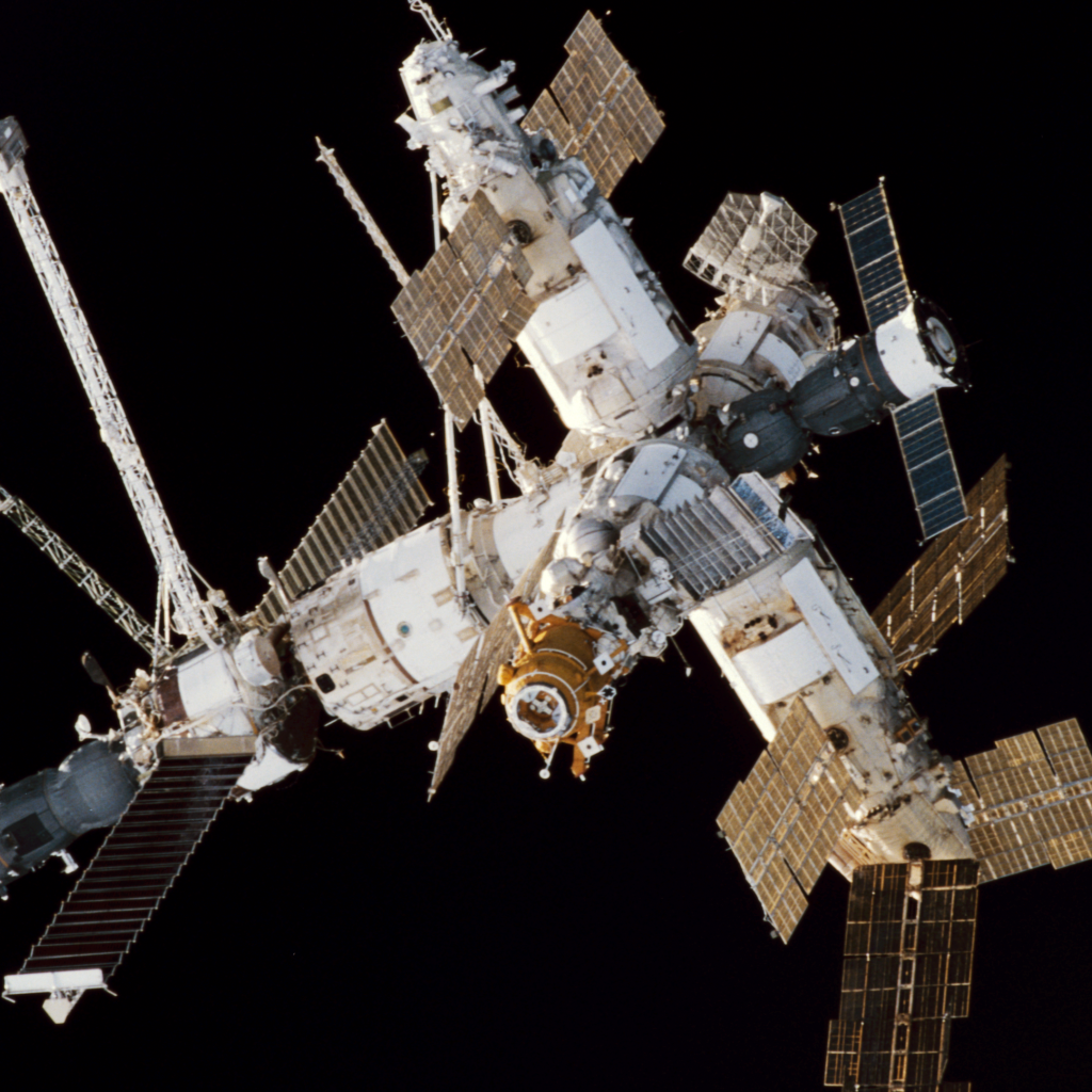 Космическая станция на черном фоне