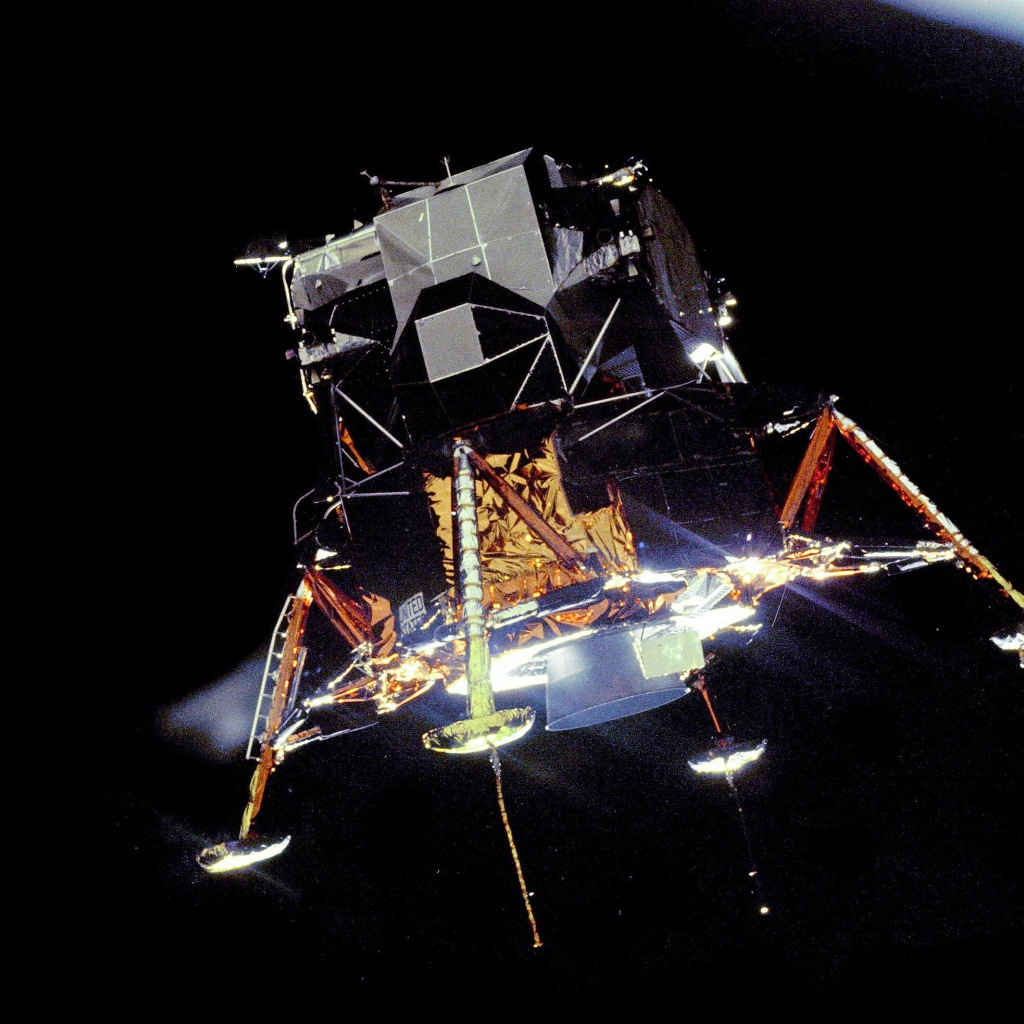 Лунный модуль идет на посадку