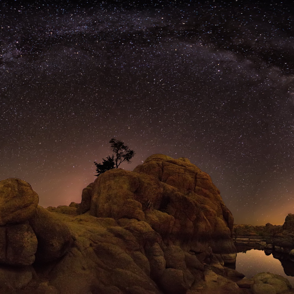 Млечный путь над скалами