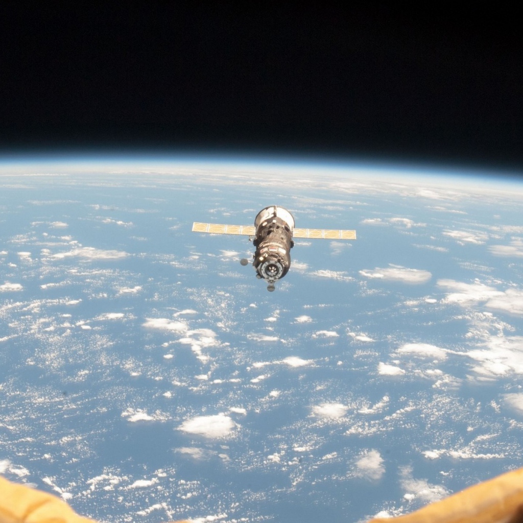 В иллюминаторе космическая станция