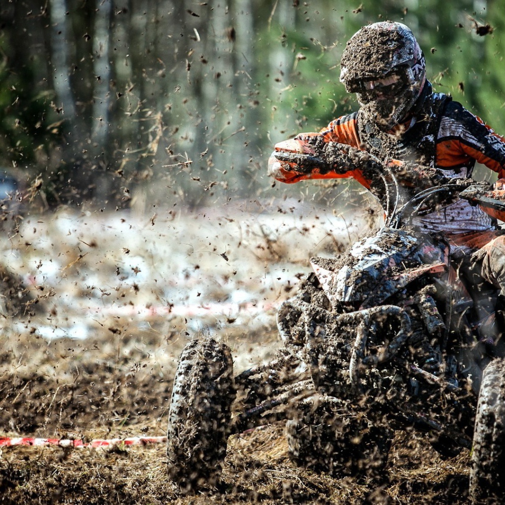 Гонщик едет по грязи