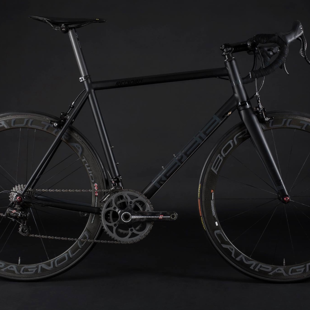 Спортивный велосипед на черном фоне