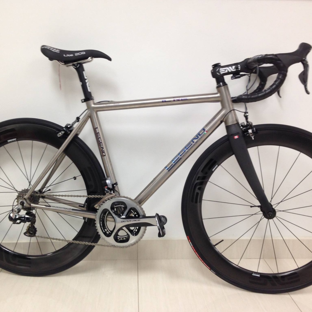 Спортивный велосипед на белом фоне