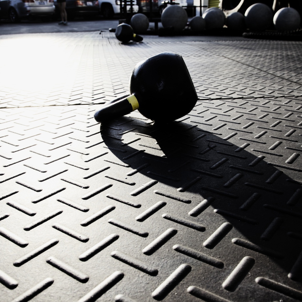 Гиря на железном полу