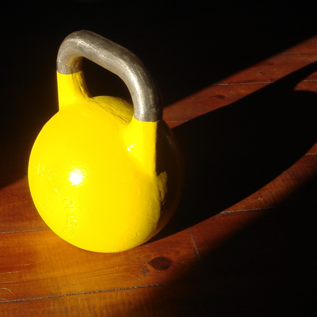 Гиря желтого цвета