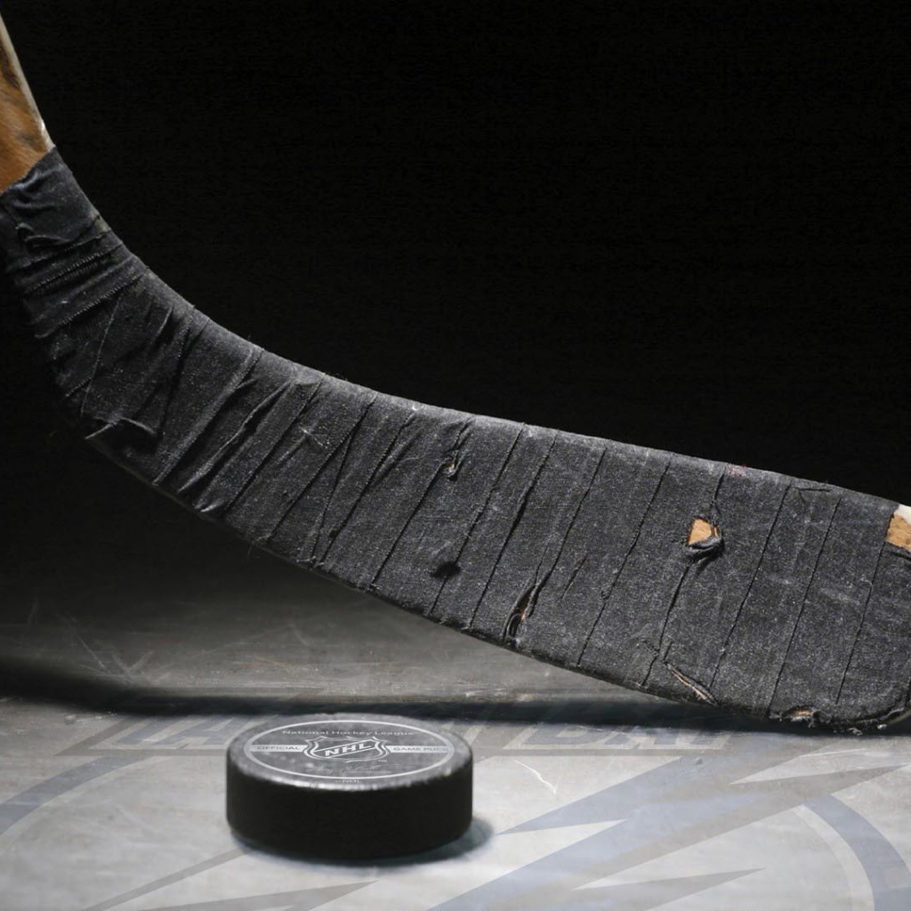 Клюшка и шайба для хоккея на льду