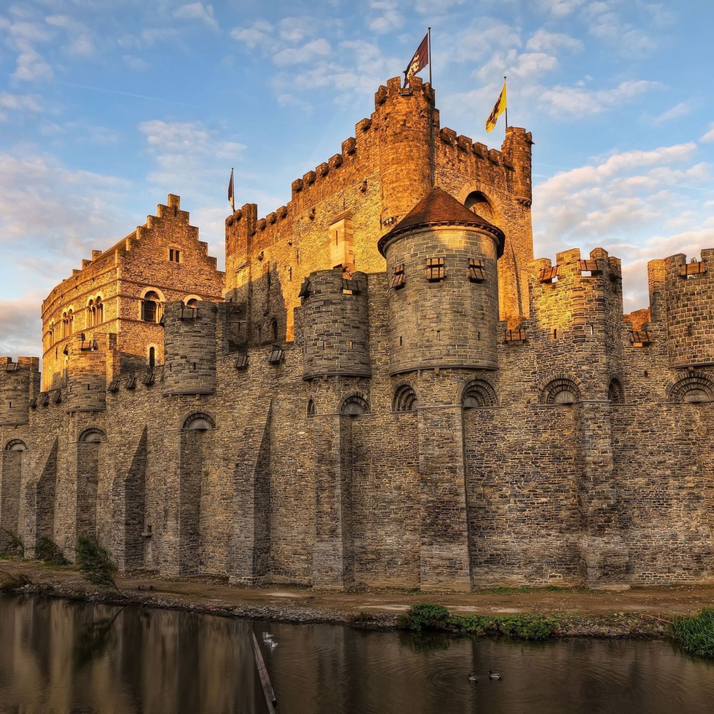 Старинный замок с высокими стенами