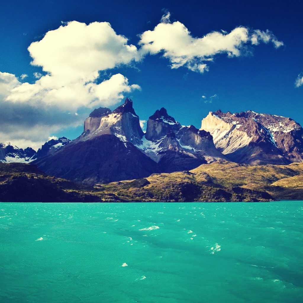 Голубое озеро в горах Торрес-дель-Пайне, Чили