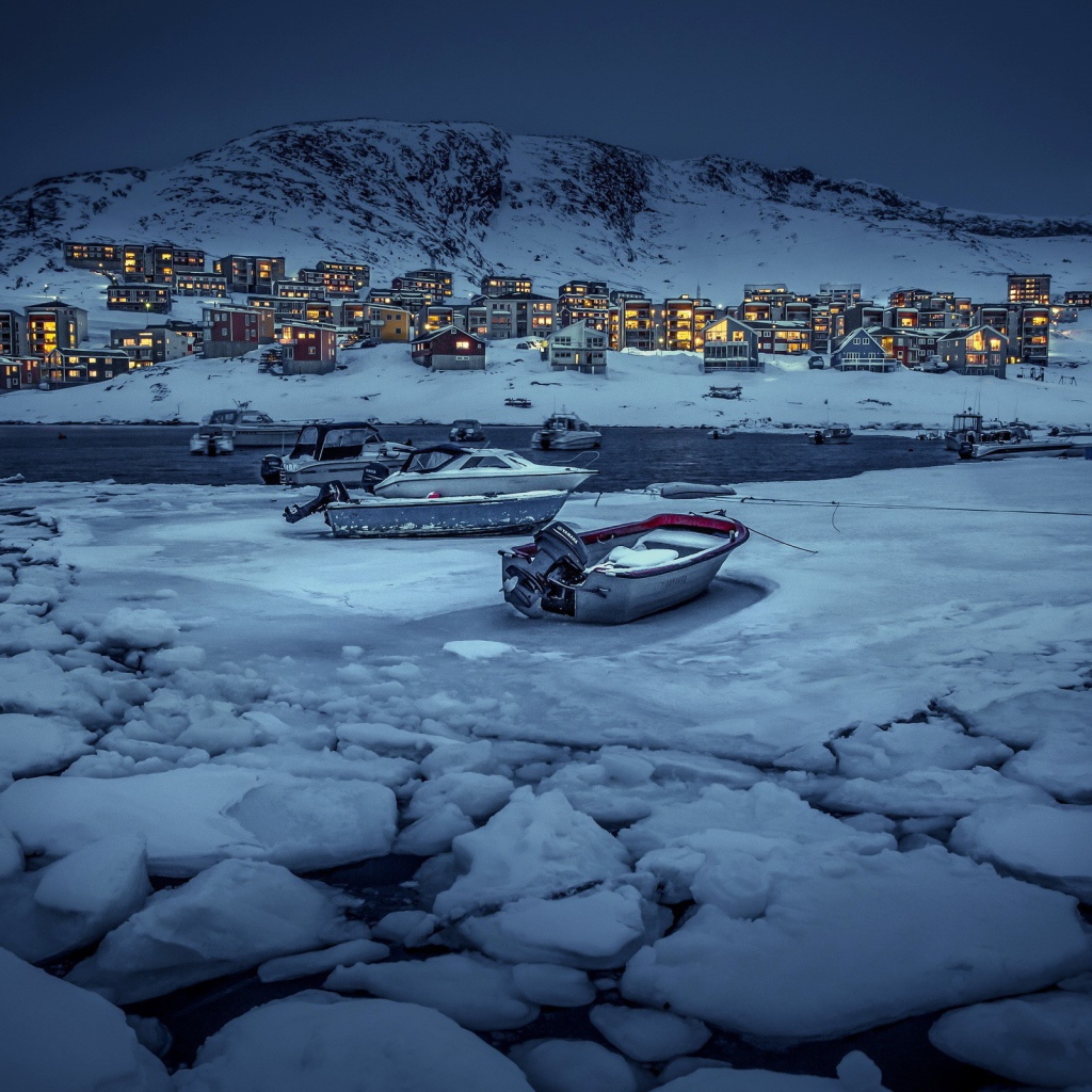Лодки во льдах в Гренландии