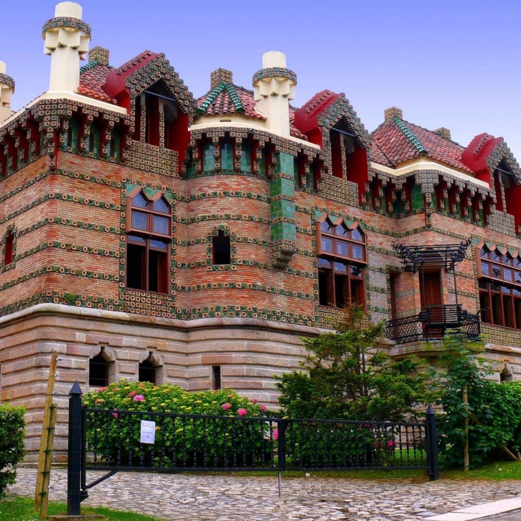 Яркий сказочный замок