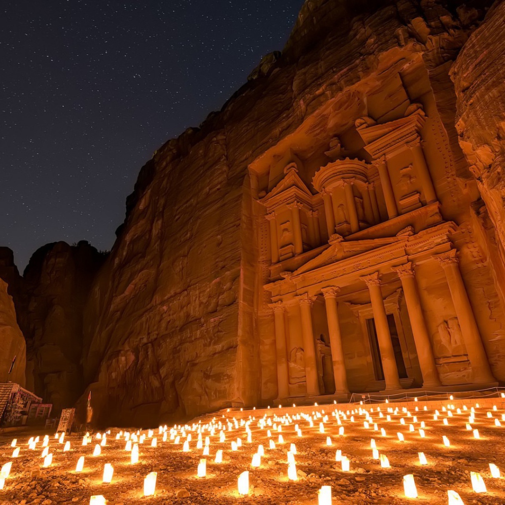Свечи у входа в Петру