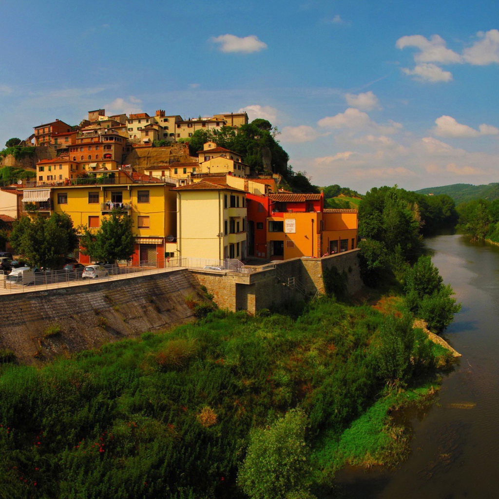 Дома на холме у берега реки