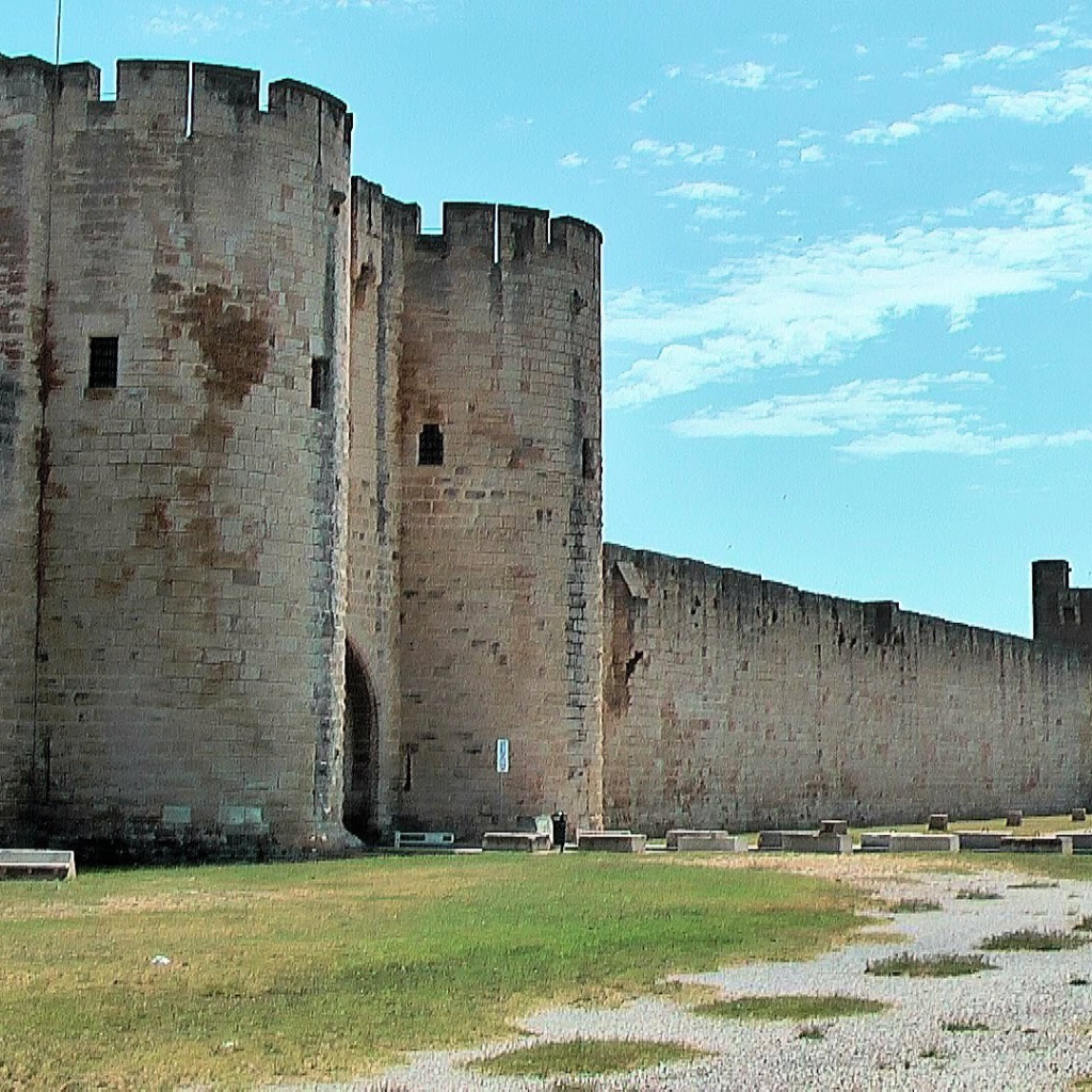 Неприступные стены старого замка