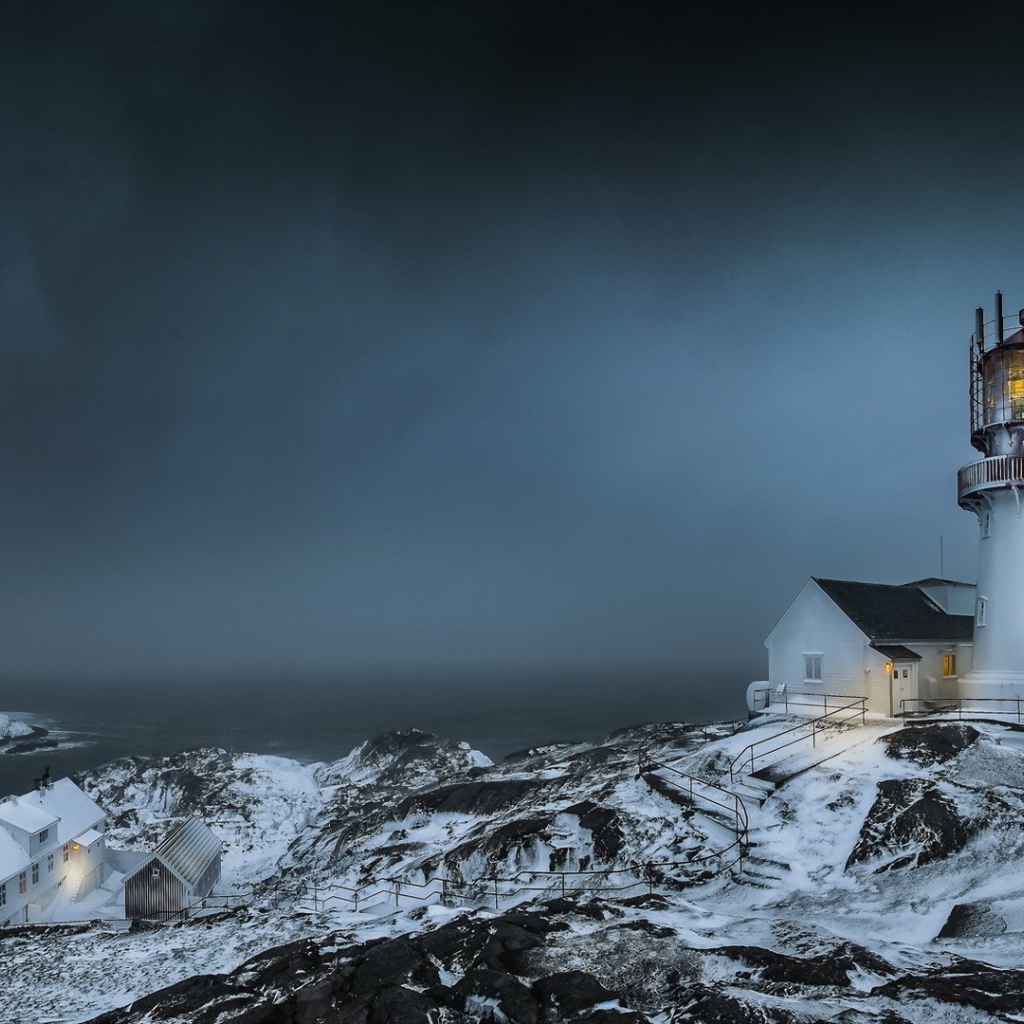 Маяк на берегу северного моря