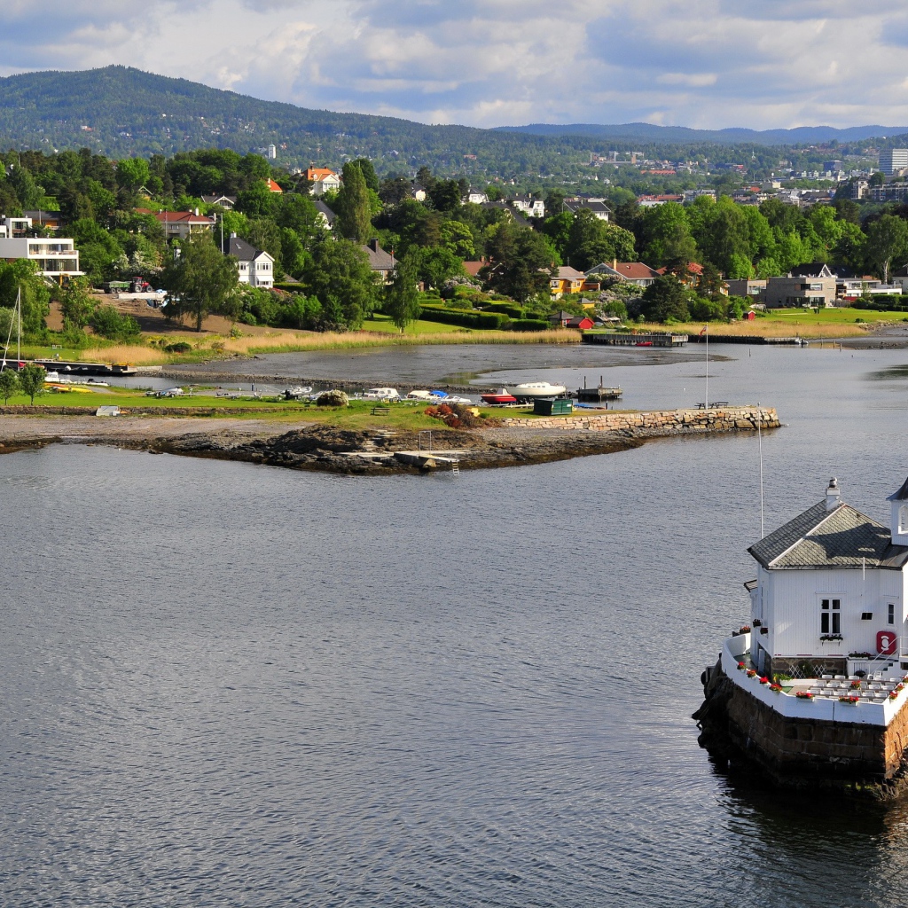 Домик на скале посреди реки