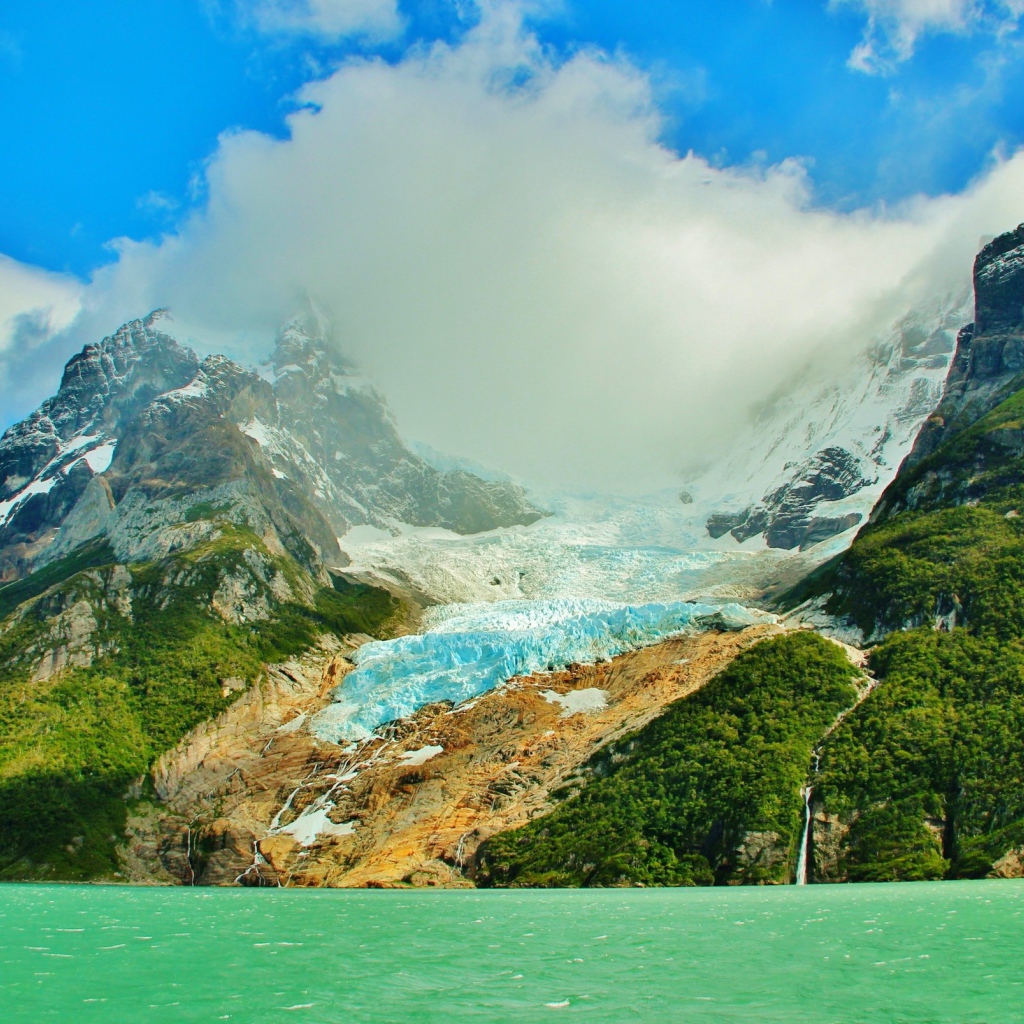 Озеро в горах в Чили