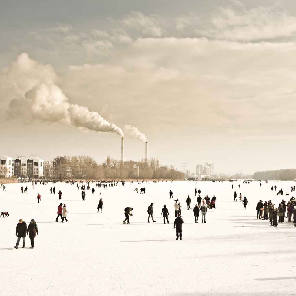 Люди гуляют на замерзшей реке