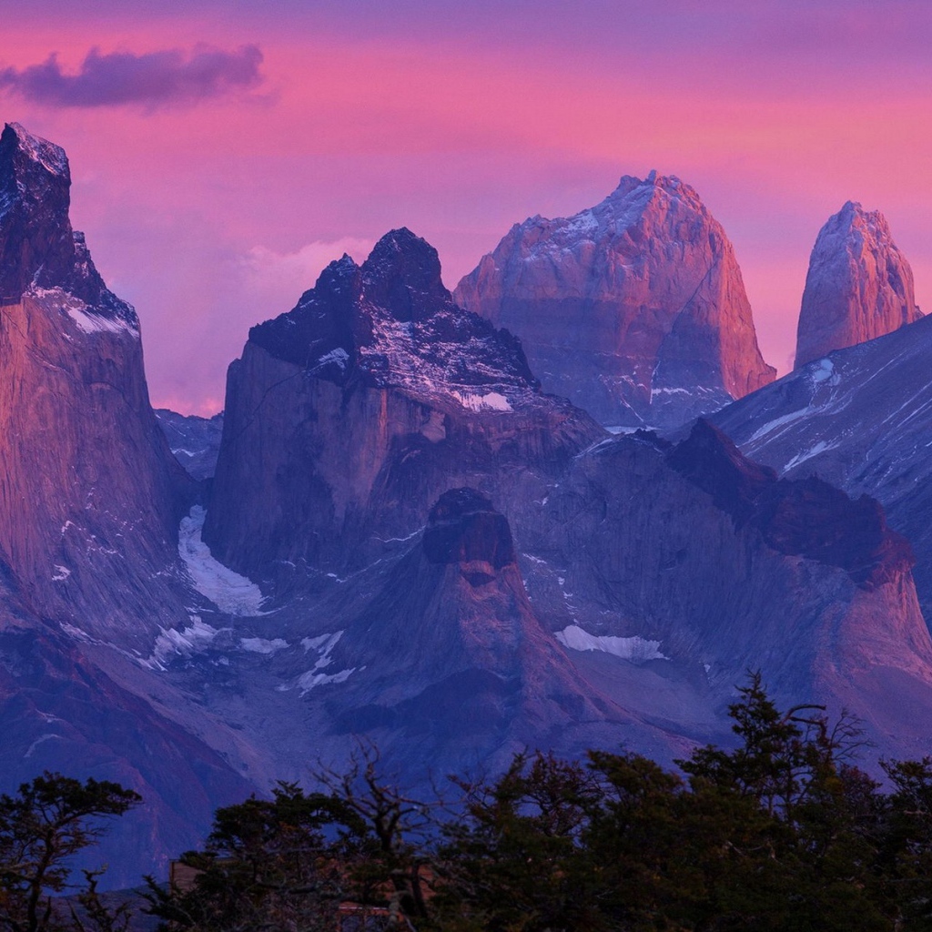 Розовые облака на закате в Торрес-дель-Пайне, Чили