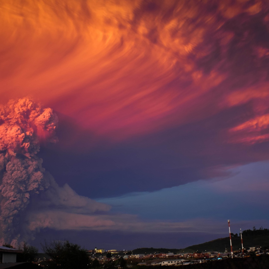 Красное облако над вулканом Кальбуко, Чили