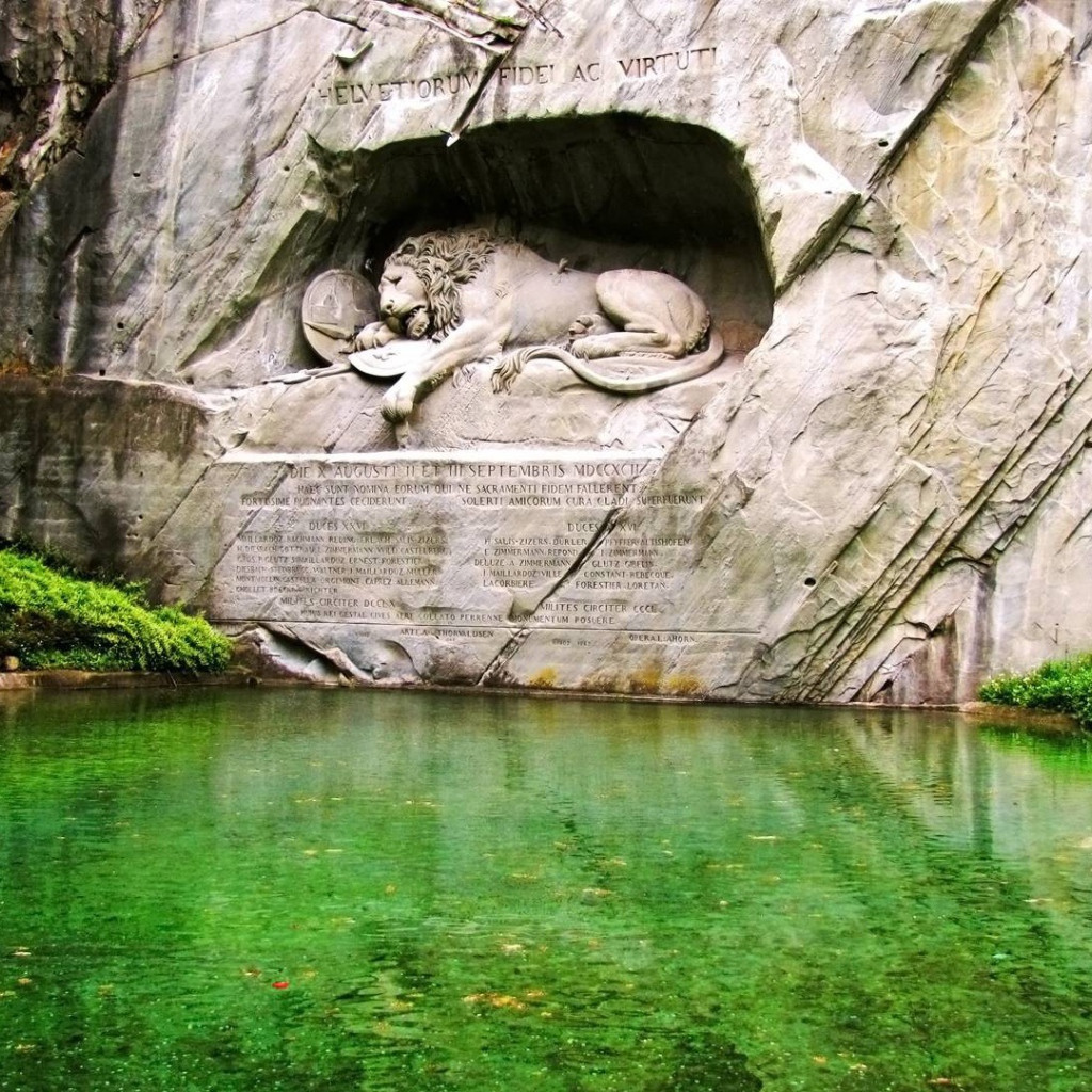 Скульптура льва над водой