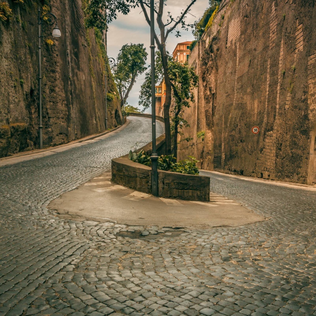 Крутой поворот среди скал