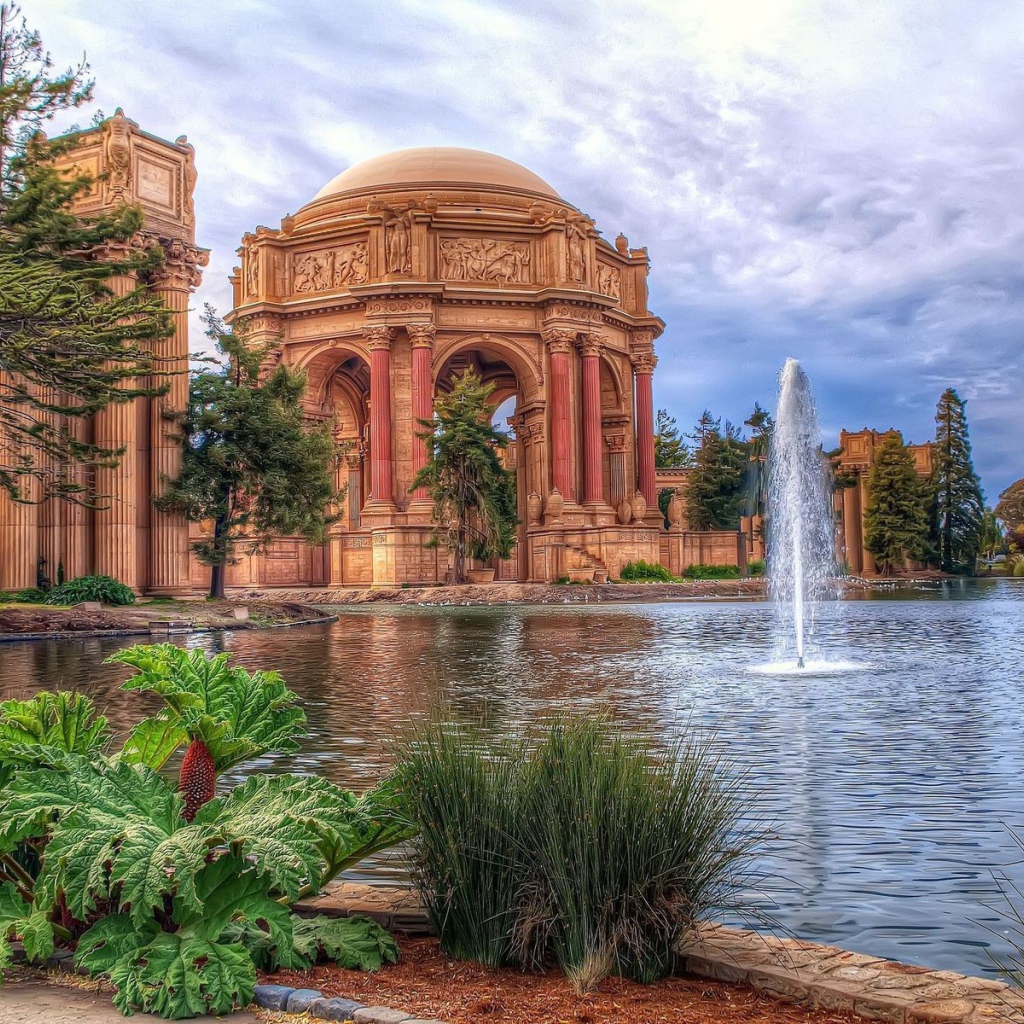 Величественные старинные сооружения