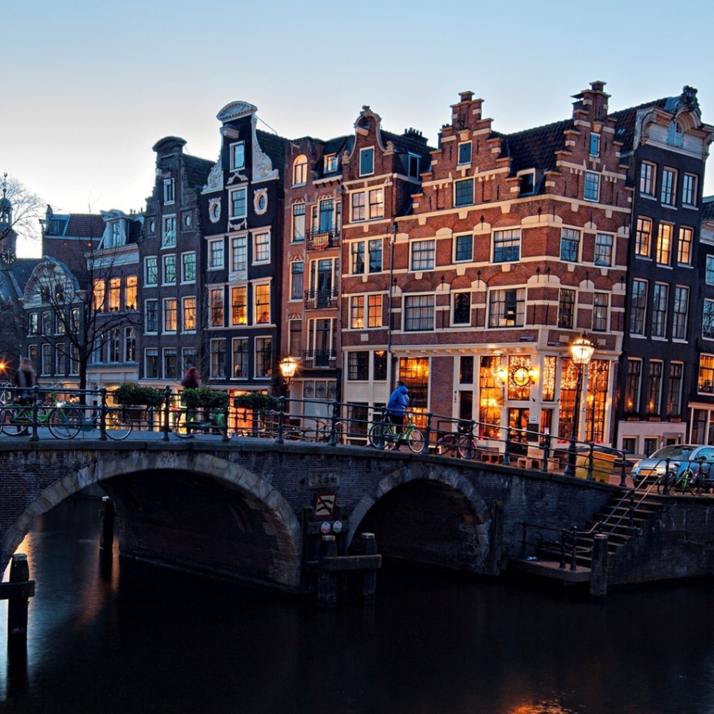 Каменный мост в маленьком городке в Европе