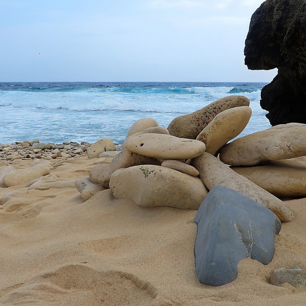 Камни на пляже Арубы