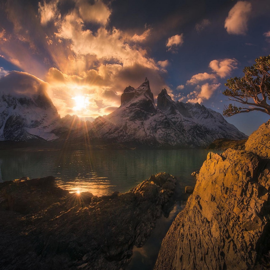 Закат между скалами у озера, Чили