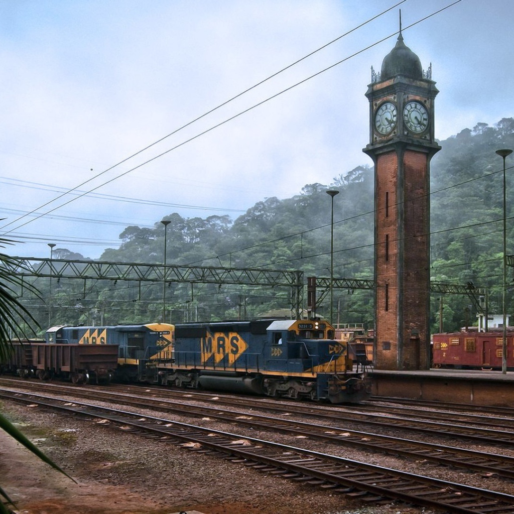 Башня с часами на старом вокзале