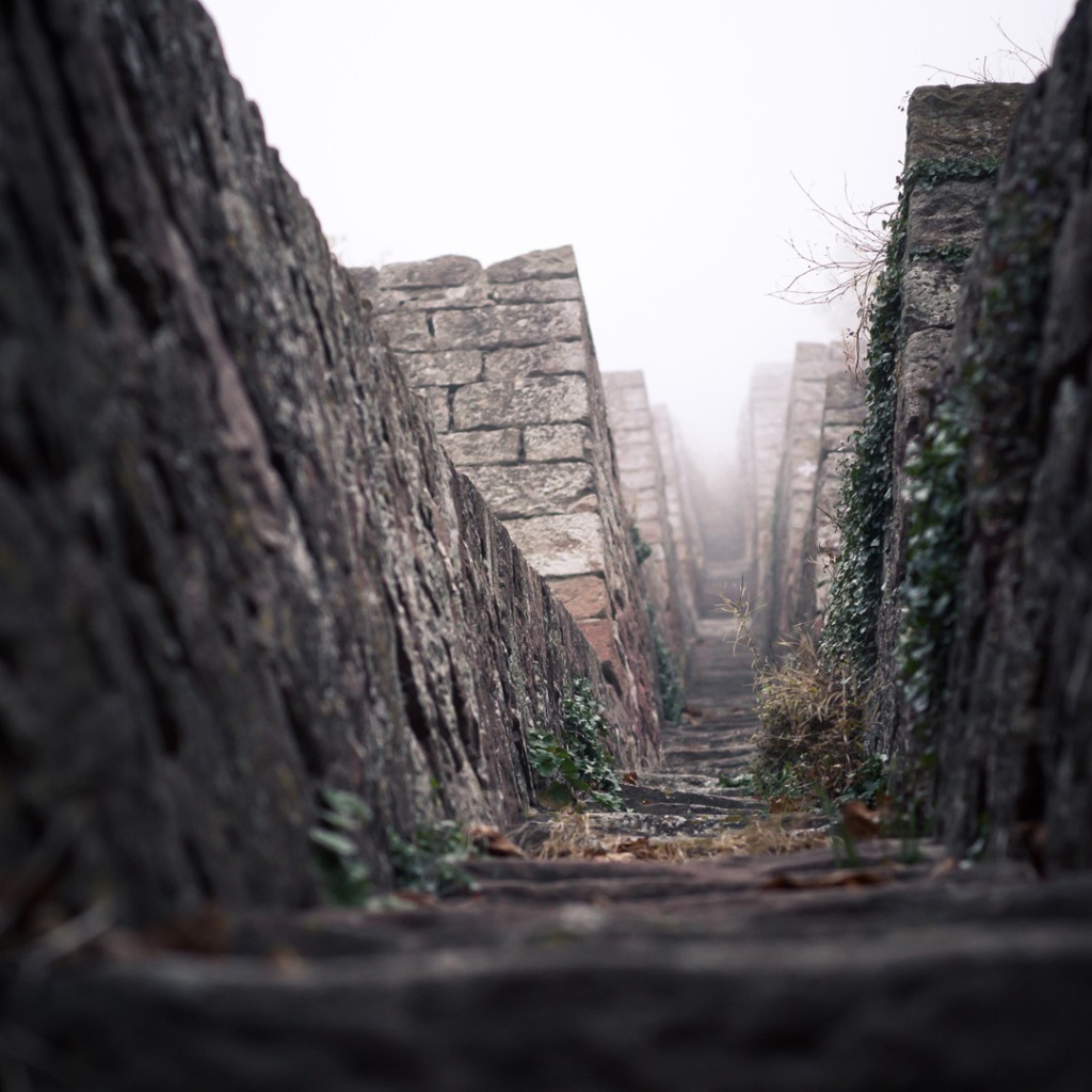 Дорога среди каменных пирамид