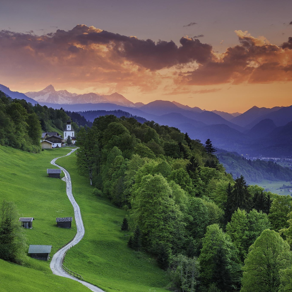 Дорога к поместью в Альпийской деревне