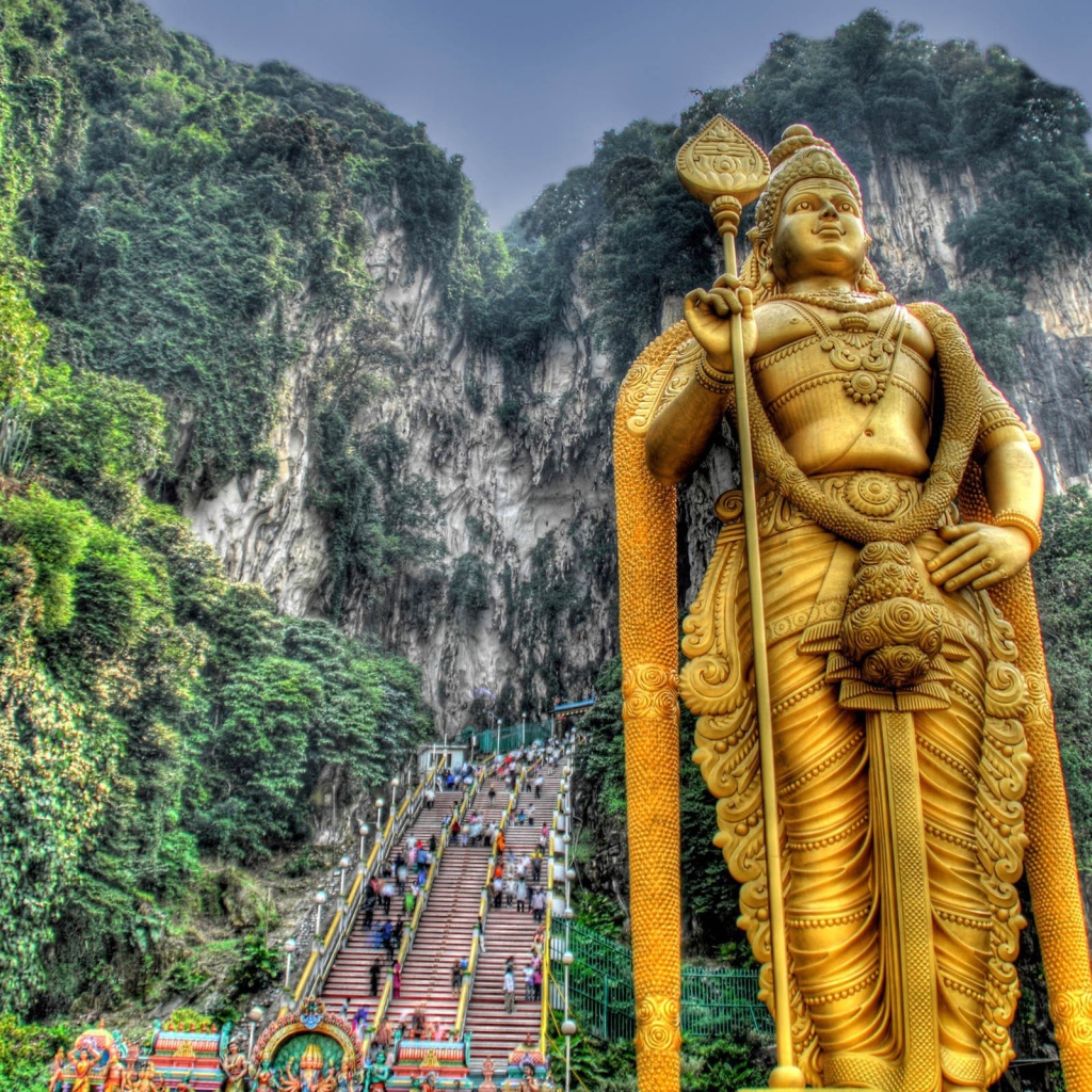 Статуя буддийского бога на фоне горы