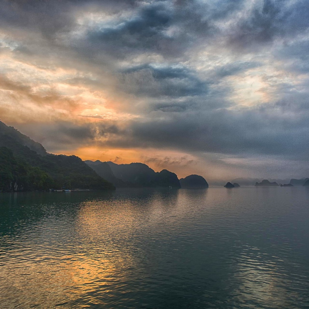 Закат в бухте Халонг, Вьетнам