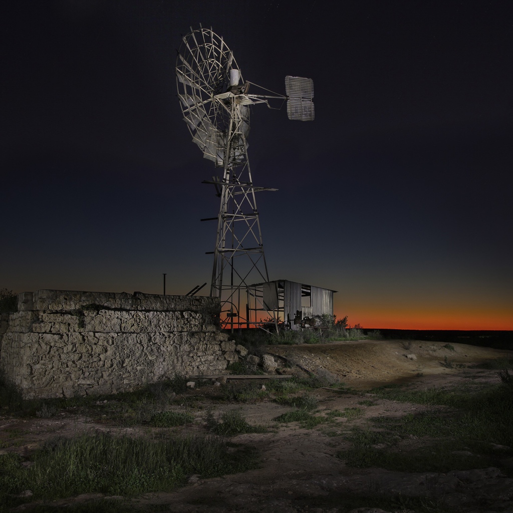 Ветряк под ночным небом в Австралии