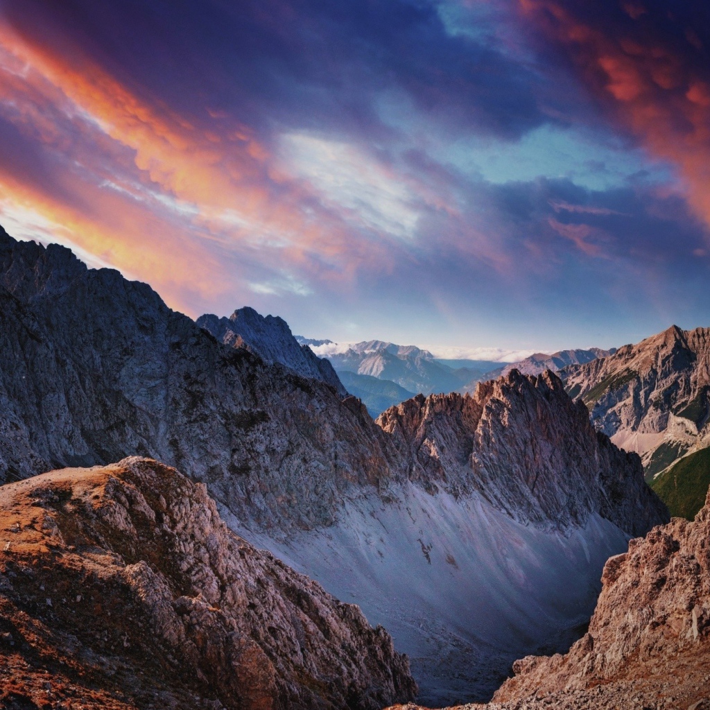 Розовые облака над скалами в Австрии