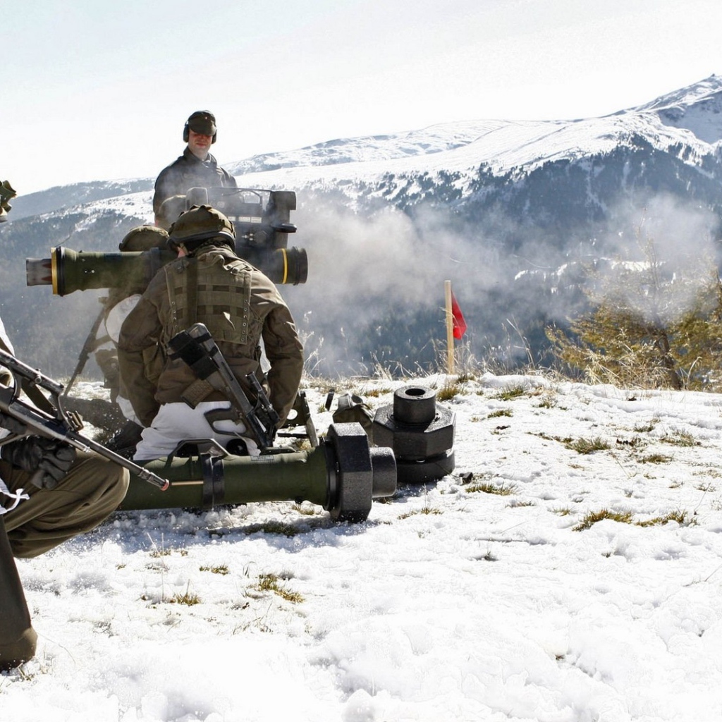 Солдаты тренируются в горах Австрии