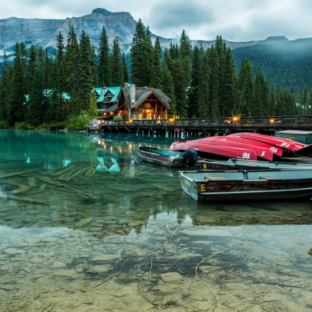 Лодки на озере в национальном парке Банф, Канада