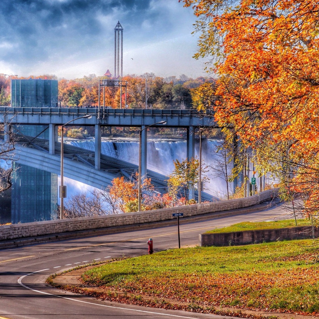 Мост над водопадом в Канаде