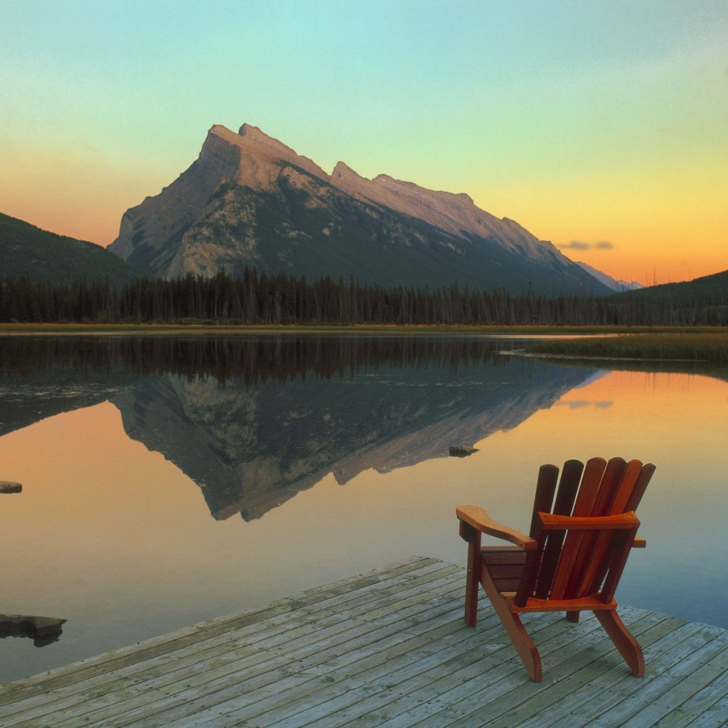 Шезлонг на берегу озера, Банф Канада