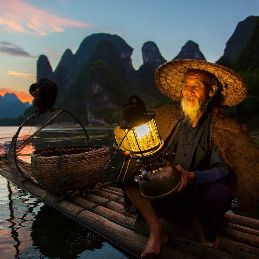 Рыбак и баклан на рыбалке в Китае