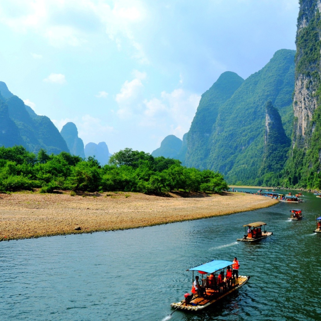 Сплав на лодках по реке в Китае